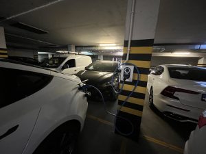 Stacja ładowania w garażu podziemnym