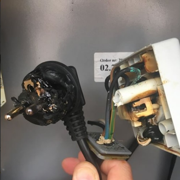 %Stacje ładowania samochodów elektrycznych%